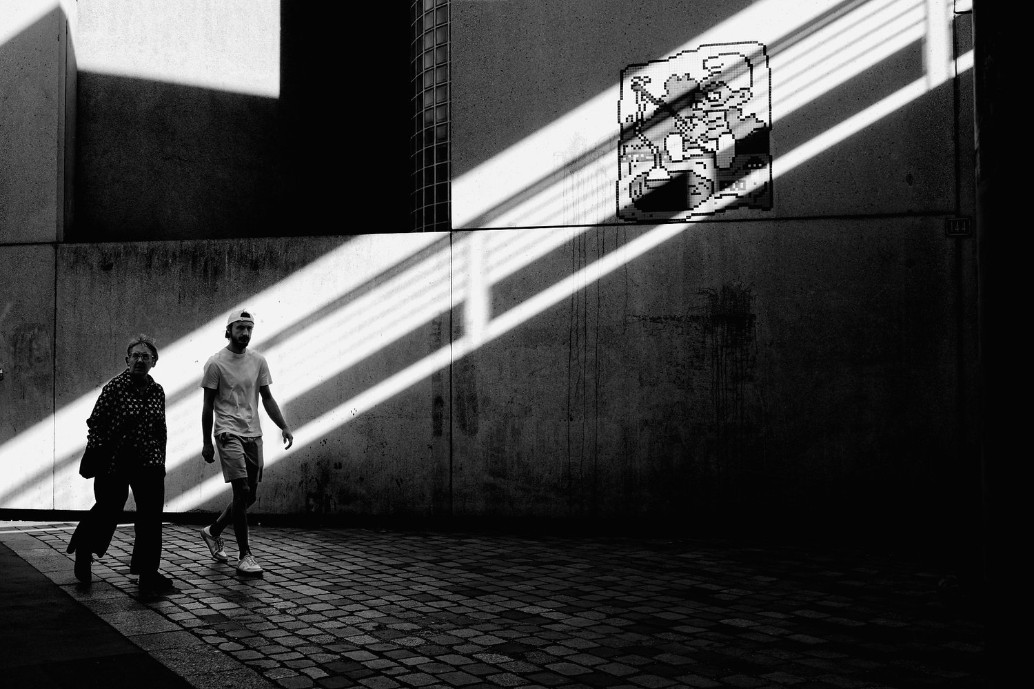 Bandes de lumière sur un mur — Light as Structure